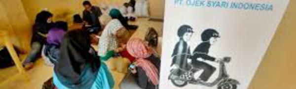 En Indonésie, les motos taxis pour femmes voilées ont le vent en poupe