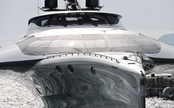 Un trimaran high-tech sur le front de mer