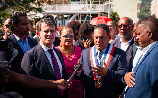 En visite en Martinique, Valls annonce un projet de loi contre la vie chère en Outre-mer