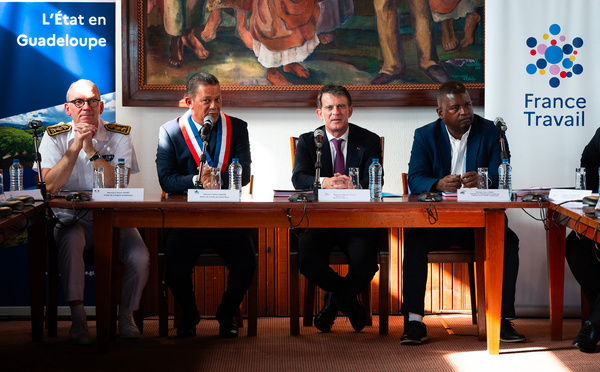 En visite en Martinique, Valls annonce un projet de loi contre la vie chère en Outre-mer