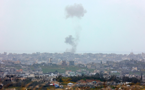 Israël lance un "dernier avertissement" et bombarde Gaza