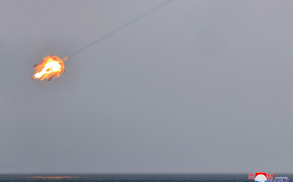 La Corée du Nord teste un nouveau missile anti-aérien et accueille Choïgou