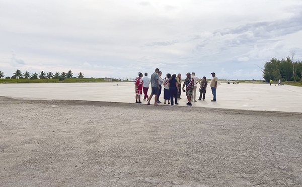 Les émissaires de l’Assemblée nationale à Moruroa et Hao