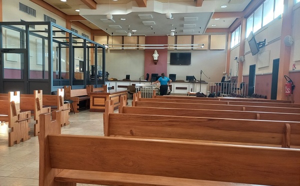 Il la gifle, elle lui lance un couteau