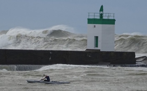 Tarnos : ils font de la pirogue tahitienne dans des vagues de plusieurs mètres