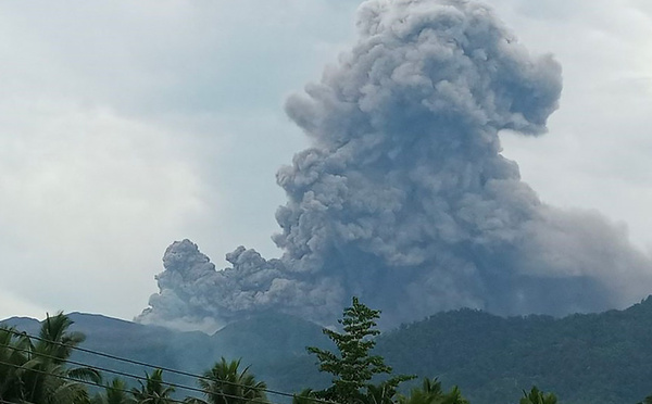 Indonésie: un volcan en éruption projette une importante colone de cendres