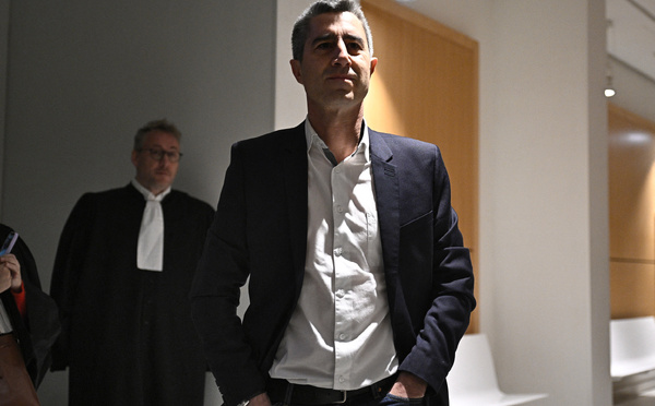 "Sur les rangs" pour 2027, Ruffin repart en campagne pour "rallumer la lumière" à gauche