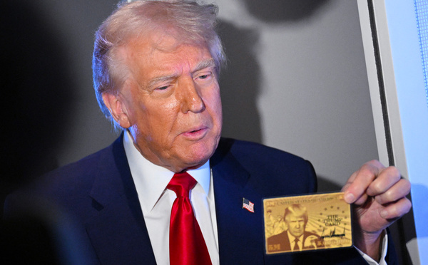 Trump présente la "gold card", visa permanent à 5 millions de dollars