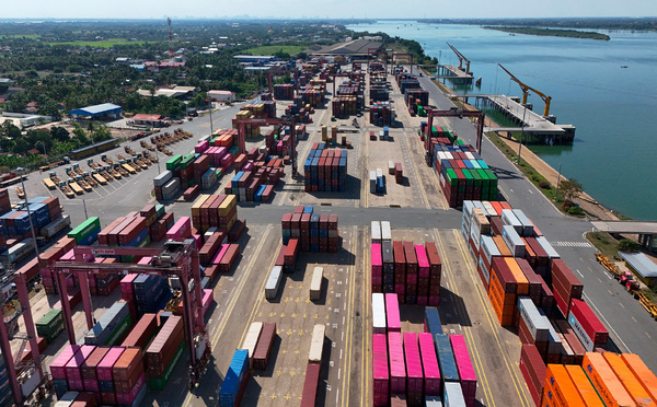 Droits de douane: tempête sur les marchés, Trump reste inflexible et attaque Pékin