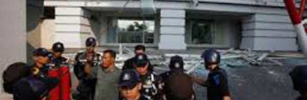 Indonésie: explosions causées par une bombe au centre de Jakarta, au moins trois morts