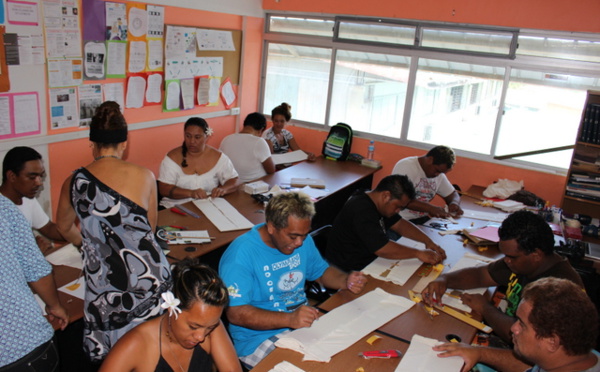 Un groupe de demandeurs d’emploi signe  "Les Contes de Manuia "