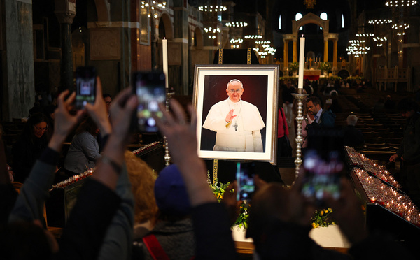 La mort du pape François déclenche une vague d'émotion à travers le monde