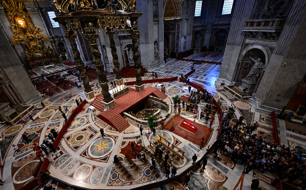 Les fidèles affluent à la basilique Saint-Pierre pour saluer la dépouille du pape