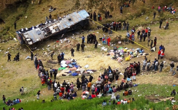 Un bus chute dans un ravin au Pérou: au moins 16 morts