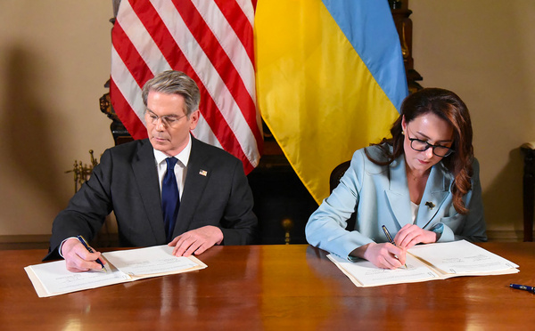 Ukraine: Zelensky salue un accord "équitable" avec Washington, nouvelle frappe russe