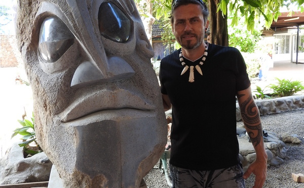 La nouvelle sculpture de Teva Victor trône devant la Maison de la Culture