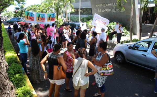 Une cinquantaine d'enseignants grévistes devant le haut-commissariat, "en solidarité"