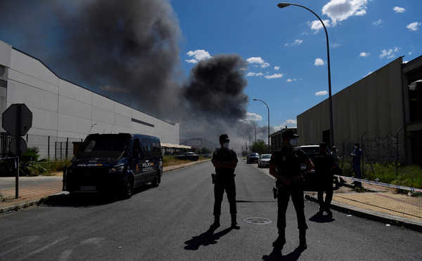 Espagne: près de 80.000 personnes confinées après un incendie dans un hangar de produits chimiques