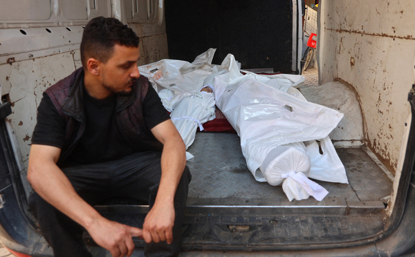 "Ca suffit !" A l'aube, des Gazaouis pleurent leurs proches tués dans les dernières frappes