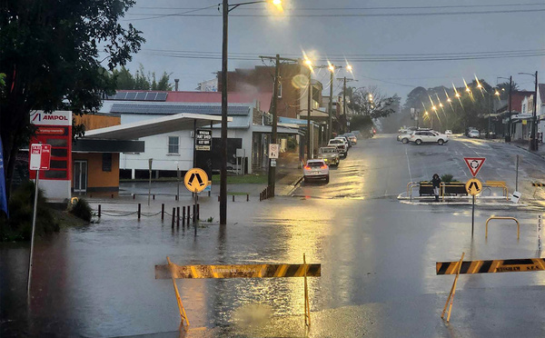 Inondations en Australie : des habitants se réfugient sur les toits