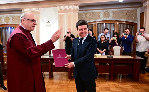 Le pro-européen Nicusor Dan investi président de la Roumanie