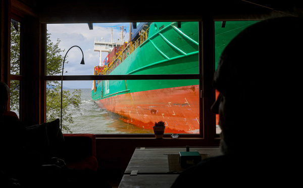 Norvège: le cargo échoué dans un jardin renfloué