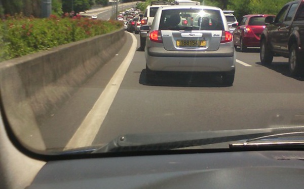 Une fuite d'eau au PK 9 provoque un gros embouteillage : les automobilistes en colère