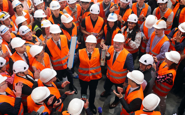 "Merci et bravo" : Macron défend son bilan industriel et écologique à Douai