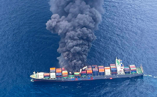 Un porte-conteneurs singapourien prend feu au large de l'Inde, des disparus