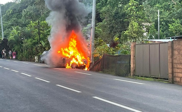 Une voiture en feu après un accident à Toahotu