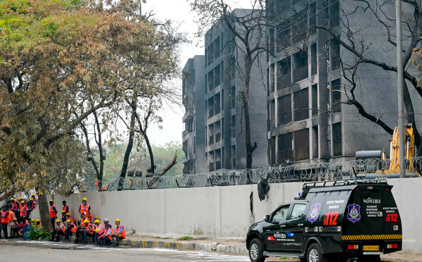 Inde: des familles assistent aux obsèques des victimes du Boeing 787 d'Air India