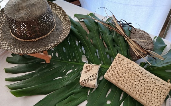 Le tressage miniature de Rimatara s'expose à l'assemblée