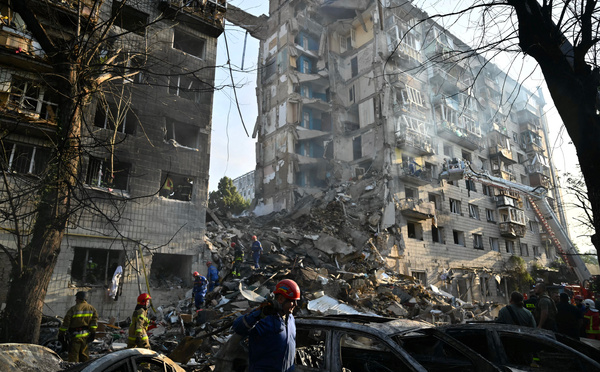 Ukraine : 16 morts à Kiev, Zelensky dénonce "l'une des pires attaques" russes