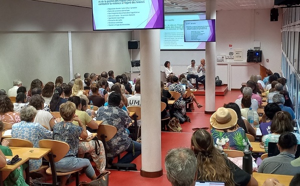 Salle comble pour la conférence sur les violences faites aux femmes