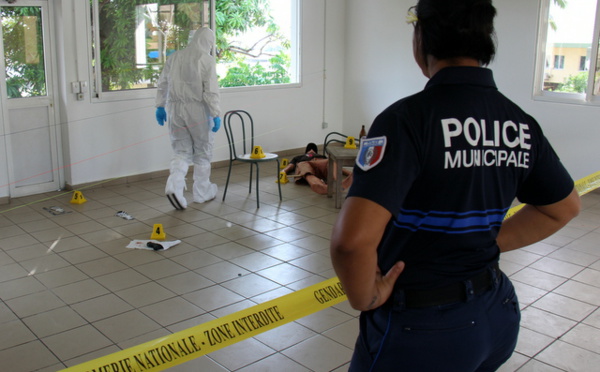 Les mutoi sur les lieux du crime au camp de gendarmerie de Faa'a