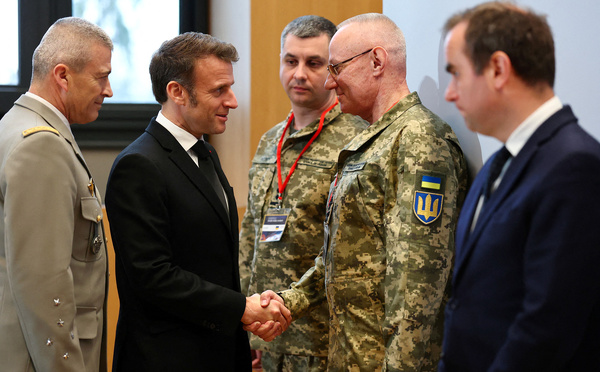 Macron réunira un conseil de défense dimanche soir après les frappes américaines en Iran, annonce l'Elysée