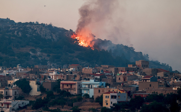 Grèce: l'île de Chios, en proie à des incendies, placée en état d'urgence