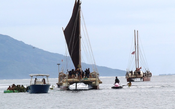 Hōkūle’a accueillie avec ferveur au parc Paofai
