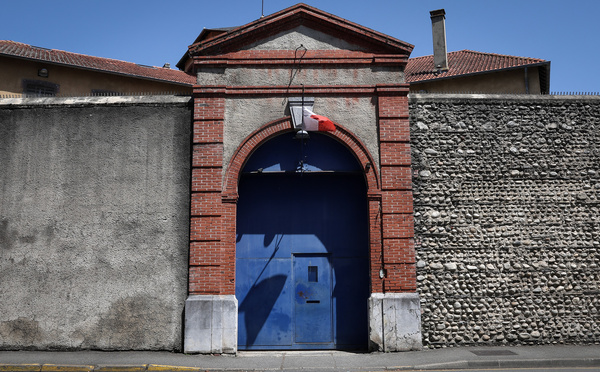 Entre surpopulation et canicule, les prisons suffoquent