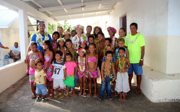 Nicole Sanquer à la rencontre des élèves et des enseignants de l'école de Taenga