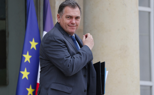 Le ministre des Transports exclut de céder face aux contrôleurs aériens en grève