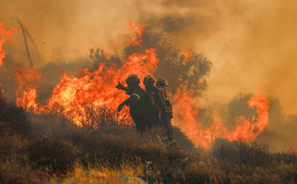 Grèce: des milliers de touristes évacués en raison d'un incendie en Crète