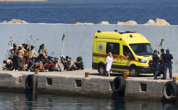 Face au flux de migrants depuis la Libye, la Grèce suspend les demandes d'asile