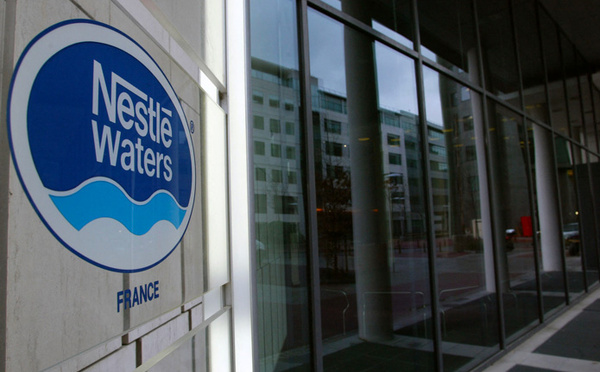 Eaux en bouteille: perquisitions chez Nestlé en France