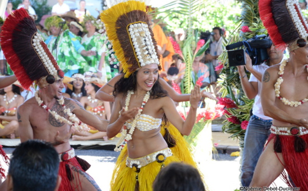 Spectacle de danses à la mairie pour François Hollande 