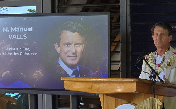 “L’océan brûle”, déclare Manuel Valls à Moorea