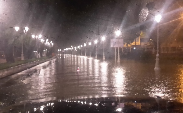 Le front de mer inondé et des routes abimées