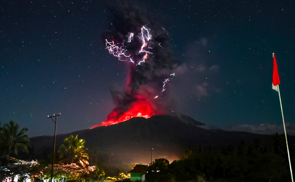 Un volcan indonésien crache une colonne de cendres de 10 kilomètres