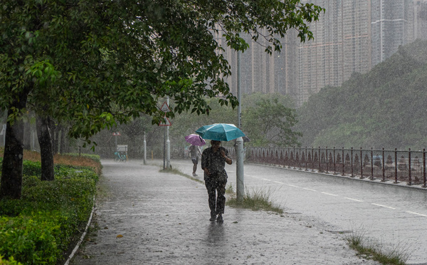Hong Kong: alerte aux pluies torrentielles, cumul inédit en août depuis le XIXe siècle