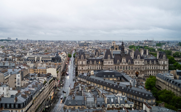 A Paris, au milieu des touristes, des familles sans abri en quête d'un toit pour la nuit